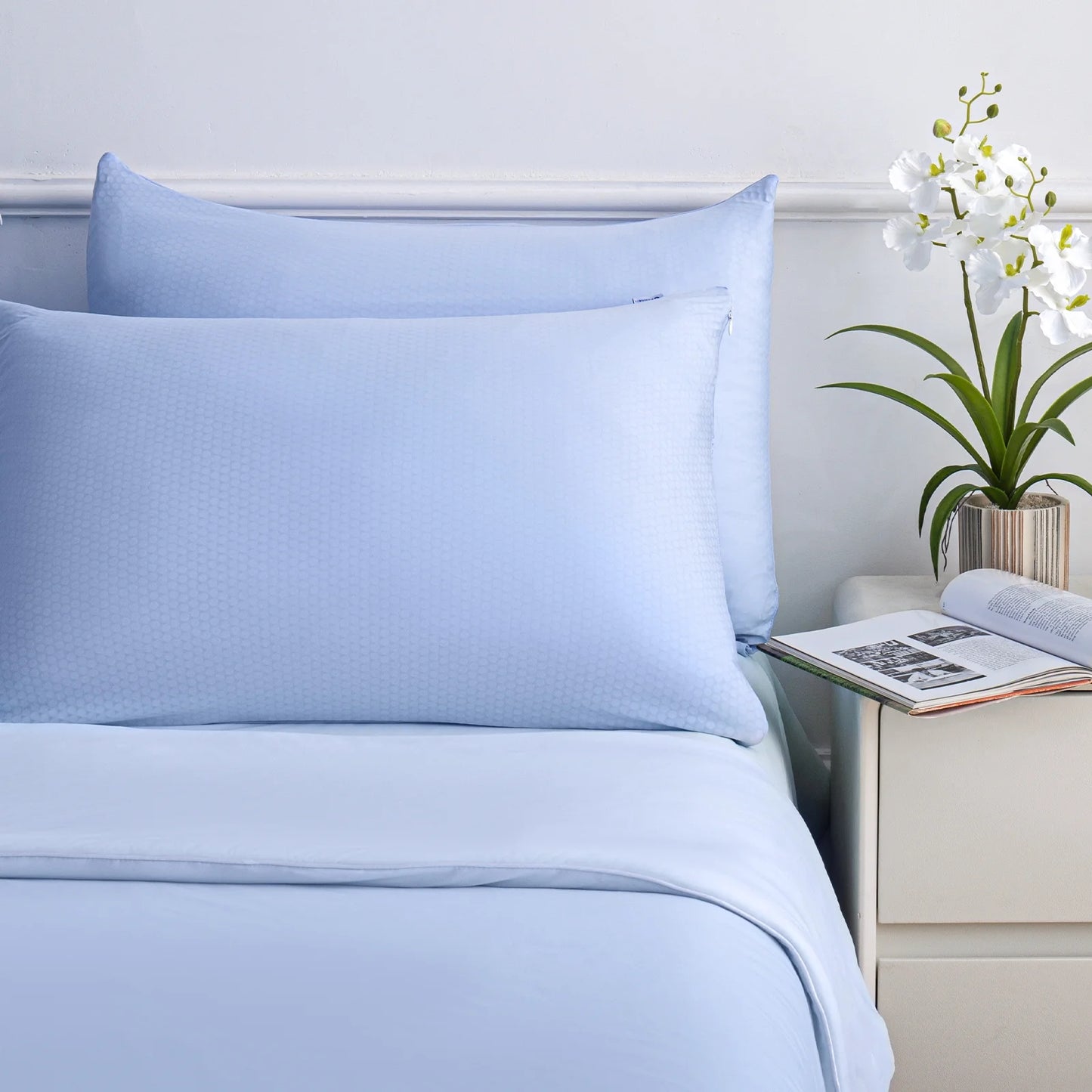 ALANDA Cooling Pillowcases, Upgraded PCM Constant Temperature Technology Q-Max>0.5 Ultra Cool Pillowcases with Zipper, Standard & Queen Size 2 Pack